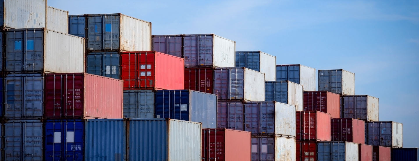 navigating-the-tariffs-wave-banner navigating-the-tariffs-wave-banner